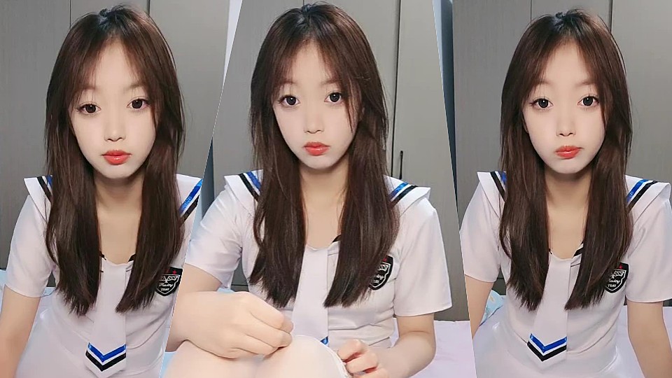 【一只小呆梨】小脸肉嘟嘟可爱嫩妹，多套情趣制服十分诱惑，粉穴自慰水量挺大 (1)