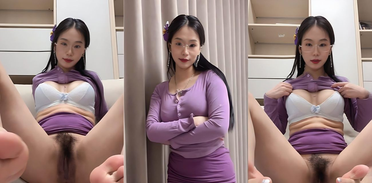 高人气美腿女神【宵夜】重金定制福利，风骚眼镜娘发情自慰掰臀淫语尽显母狗本性